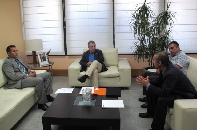 El consejero Manuel Campos recibe al alcalde de Librilla