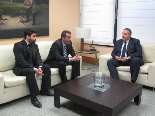 El consejero de Fomento anuncia al alcalde de Librilla la aprobación del PGOU